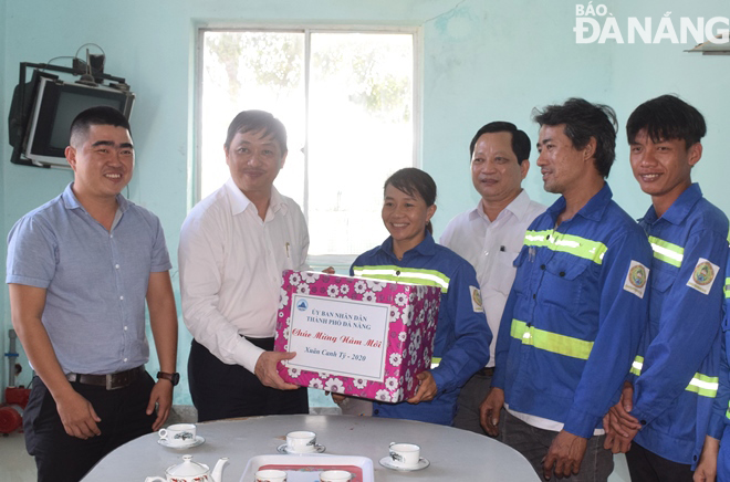 Phó Chủ tịch Thường trực UBND thành phố Đặng Việt Dũng (thứ 2 từ trái sang) tặng quà tết cho công nhân Xí nghiệp Môi trường Sơn Trà.