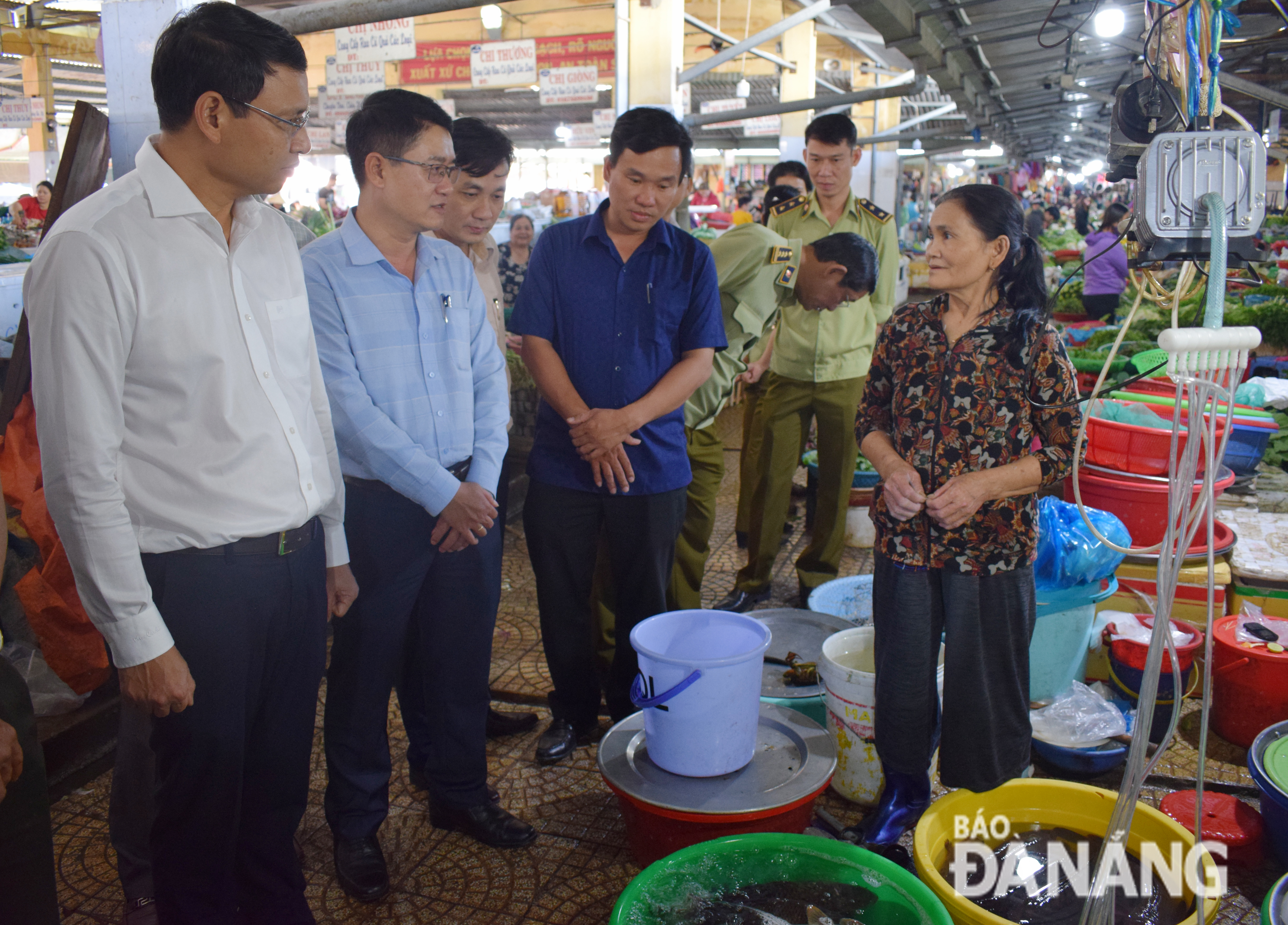 Phó Chủ tịch UHND thành phố Hồ Kỳ Minh (ngoài cùng bên trái) cùng đại diện Sở Công thương, Cục quản lý thị trường có buổi đi thực tế, khảo sát tình hình kinh doanh mua bán tại một số chợ, cửa hàng trên địa bàn thành phố. Ảnh: KHÁNH HÒA 