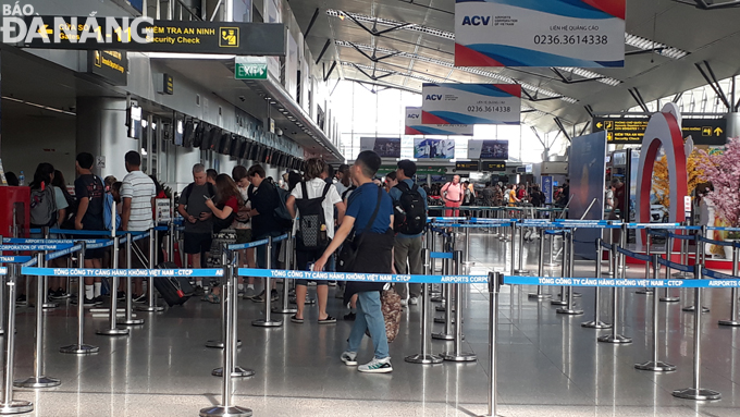 Hành khách đi/đến tại Cảng Hàng không quốc tế Đà Nẵng được tạo điều kiện làm thủ tục hàng không thuận lợi, thỏa mái dù là cao điểm Tết Canh Tý. Ảnh: TRIỆU TÙNG