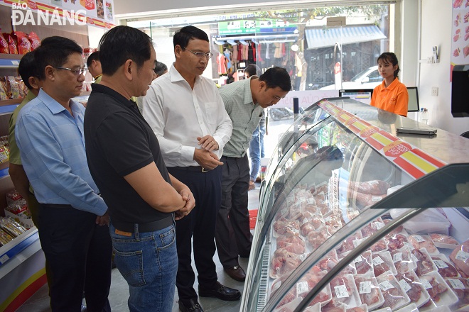 Vice Chairman Minh (in white shirt) visiting a store of the Viet Nam CP Livestock Joint Stock Company