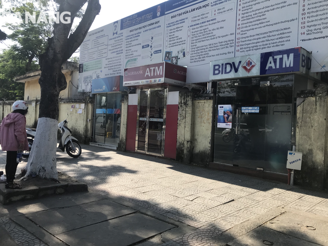 các cây ATM cạnh trường Đại học Sư phạm - Đại học Đà Nẵng trên đường Tôn Đức Thắng (quận Liên Chiểu) văng vẻ sáng 23-1 (29 tháng Chạp)