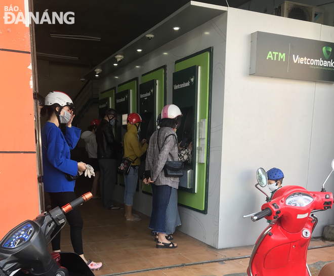 Người dân xếp hàng chờ rút tiền tại ATM Vietcombank trên đường Điện Biên Phủ (quận Thanh Khê)