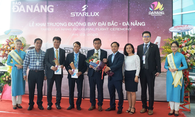Lãnh đạo Sở Du lịch thành phố tăng hoa và quà lưu niệm cho đại diện hãng hàng không Startlux Airlines và Cảng Hàng không quốc tế Đà Nẵng