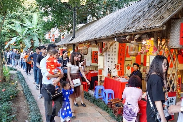 Khu vực xin chữ tại Văn Miếu-Quốc Tử Giám thu hút rất đông người dân và du khách. (Ảnh: Khánh Hòa/TTXVN phát)