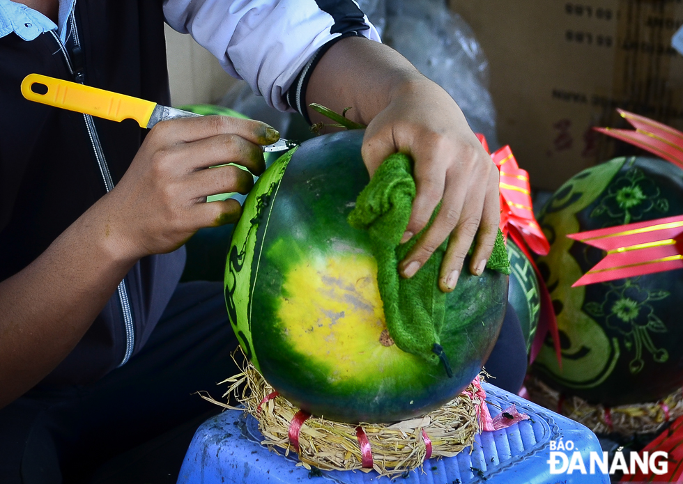 It takes craftsmen from 30 minutes to one hour to carve a watermelon depending on the level of sophistication