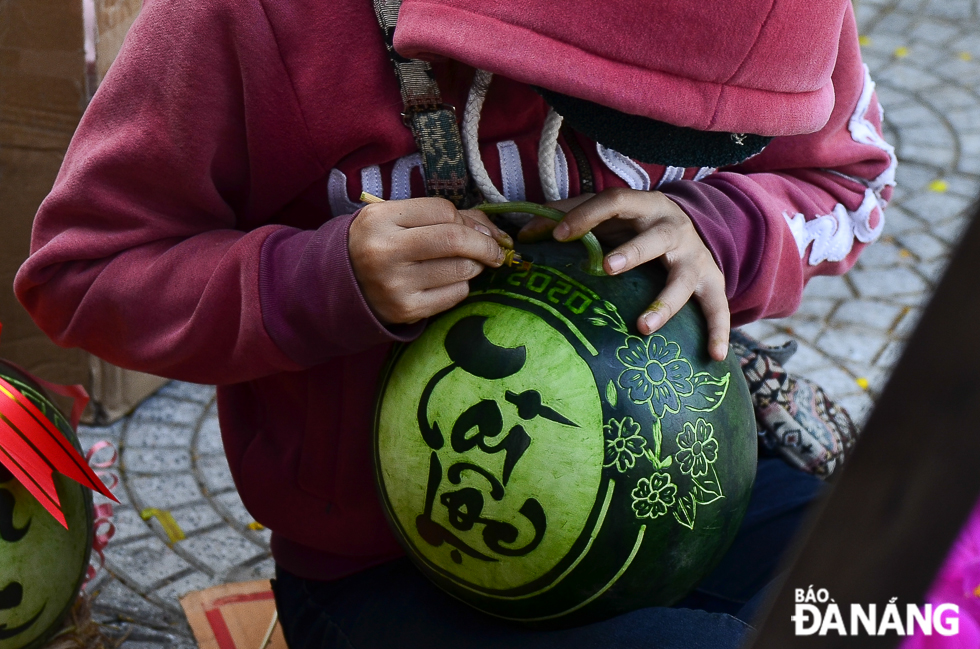 In particular, it takes craftsmen about one hour to carve flowers or mascots on a watermelon, and only 30 minutes to carve calligraphy letters