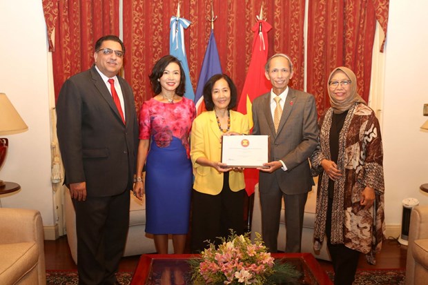 Vietnamese Ambassador to Argentina Dang Xuan Dung (second from the right) takes over the Chairmanship of the ASEAN Committee in Buenos Aires (ACBA) from Philippine Ambassador Linglingay F. Lacanlale (centre) on January 22. (Photo: VNA)