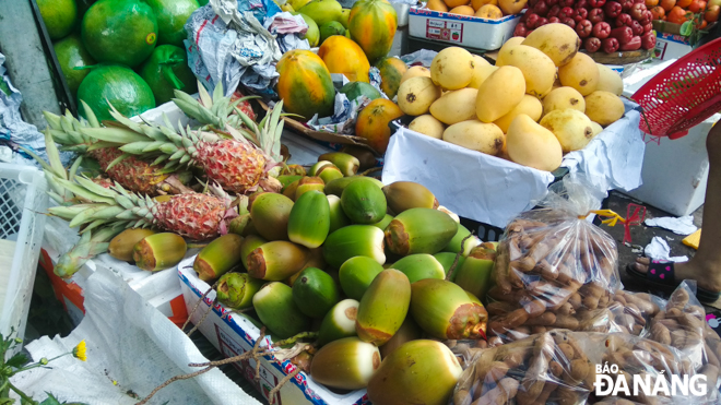 Những loại trái cây như dừa, xoài, mãng cầu, đu đủ... được ưa chuộng nhất bởi mong muốn cầu may mắn theo quan niệm 