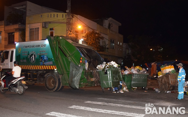 Xe của Xí nghiệp Môi trường Sơn Trà thu gom rác ở chợ tạm An Hải Bắc (quận Sơn Trà) chuyến thứ 11 trong ngày 30 Tết Canh Tý.