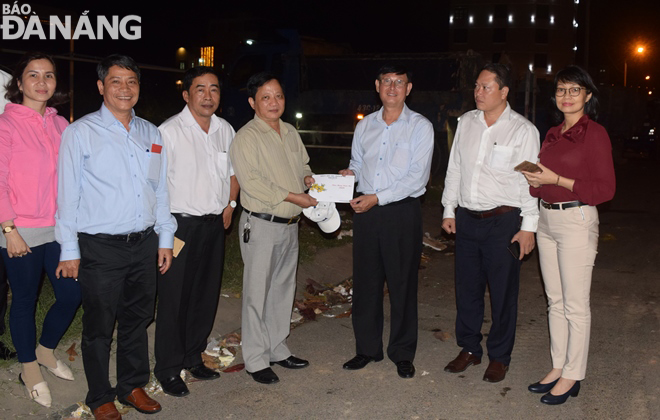 Lãnh đạo Quận ủy, HĐND, UBND quận Sơn Trà tặng quà và động viên cán bộ, công nhân Xí nghiệp Môi trường Sơn Trà trong tối 30 Tết Canh Tý.