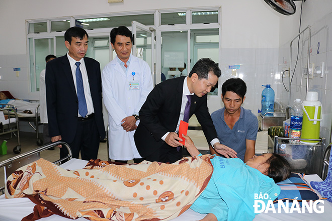  Phó Bí thư Thường trực Thành ủy Nguyễn Văn Quảng đến thăm, chúc Tết bệnh nhân tại khoa Ngoại Chấn thương-Chỉnh hình, Bệnh viện Đà Nẵng. Ảnh: VIỆT DŨNG
