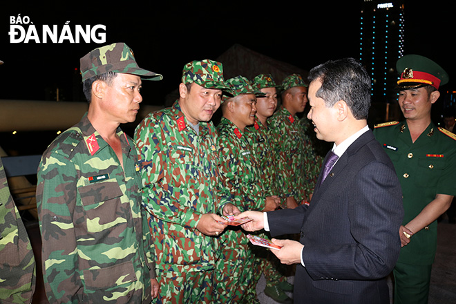  Phó Bí thư Thường trực Thành ủy Nguyễn Văn Quảng đến động viên và chúc Tết cán bộ chiến sĩ làm nhiệm vụ bắn pháo hoa trong đêm giao giừa. Ảnh: VIỆT DŨNG