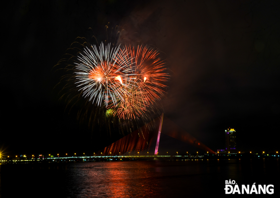 Trong thời khắc chuyển giao năm mới và năm cũ, dưới màn pháo hoa rực rỡ trên sông Hàn, mọi người cùng nhau lưu lại những hình ảnh đẹp nhất, những nụ cười tươi nhất. Ảnh: XUÂN SƠN