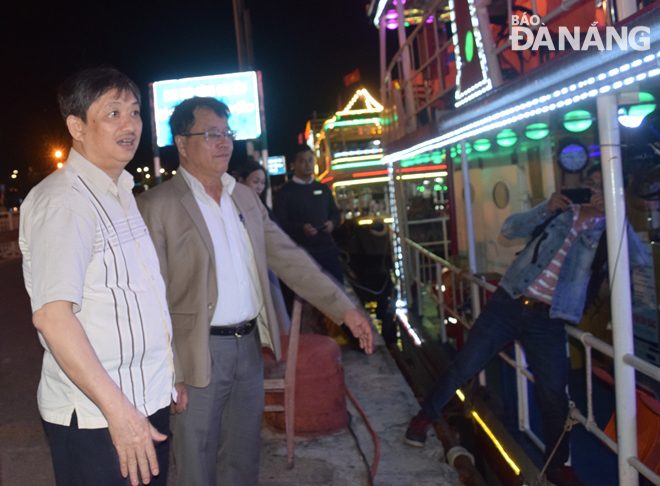 Phó Chủ tịch Thường trực UBND thành phố Đặng Việt Dũng (bìa trái) kiểm tra một tàu du lịch tại cảng Sông Hàn.