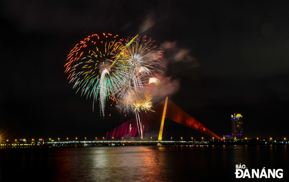 The 15-minute fireworks shows were at the Nguyen Van Troi Bridge, the Kim Long Nam Project’s vacant land area in front of the Lien Chieu District Administration Centre, and a vacant site in front of the Hoa Vang District Administration Centre.