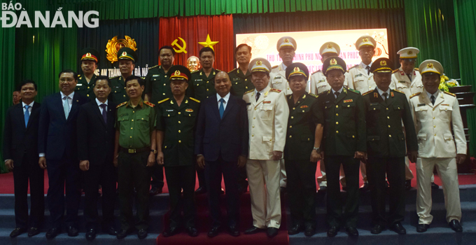 PM Phuc (front row, 6th left) and representatives from the city-based armed forces