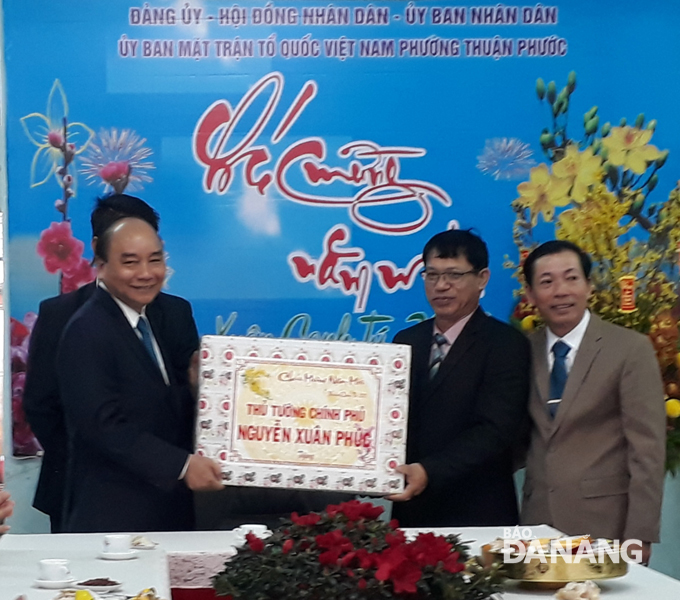 PM Phuc (left) giving a Tet gift to leaders and people of Thuan Phuoc Ward