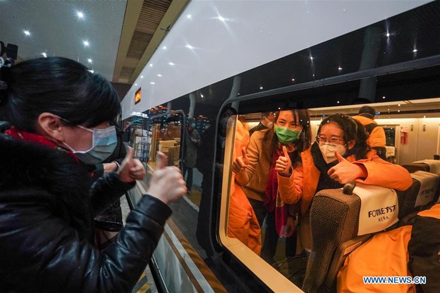 Người thân động viên các nhân viên y tế tại ga Nam Nam Kinh ở Nam Kinh, phía đông tỉnh Giang Tô của Trung Quốc, ngày 25/1. (Nguồn: THX)