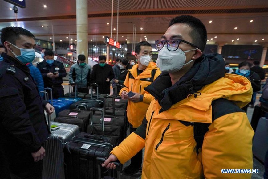  Nhân viên y tế chuẩn bị lên tàu tại ga Nam Nam Kinh ở Nam Kinh, phía đông tỉnh Giang Tô của Trung Quốc, ngày 25/1. (Nguồn: THX)