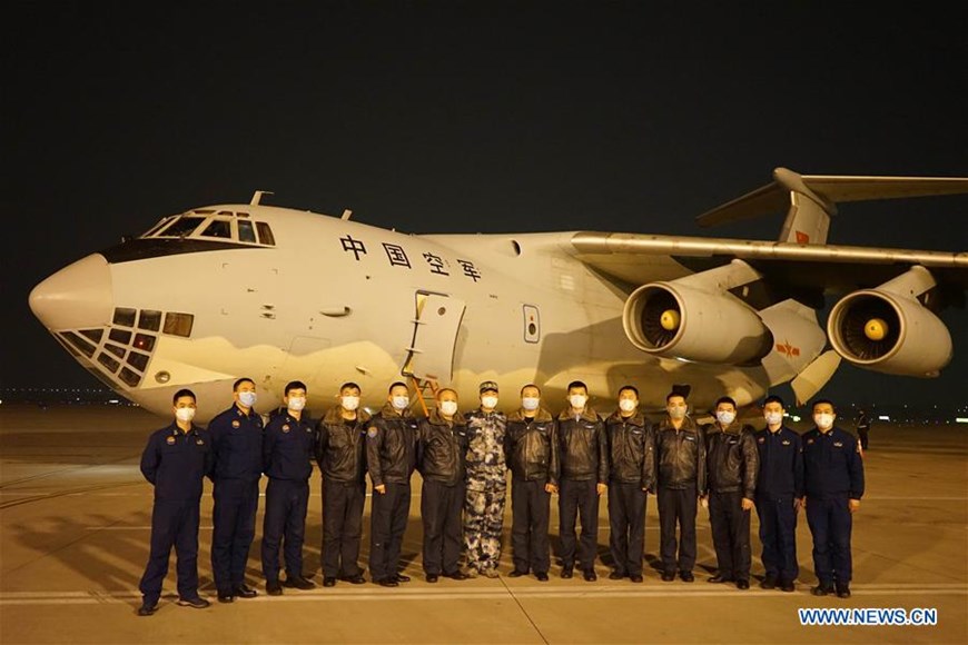  Các thành viên phi hành đoàn của một chiếc máy bay vận tải quân sự tại sân bay quốc tế Tây An ở Tây An, thủ phủ phía tây bắc tỉnh Thiểm Tây của Trung Quốc, ngày 24/1. (Nguồn: THX)