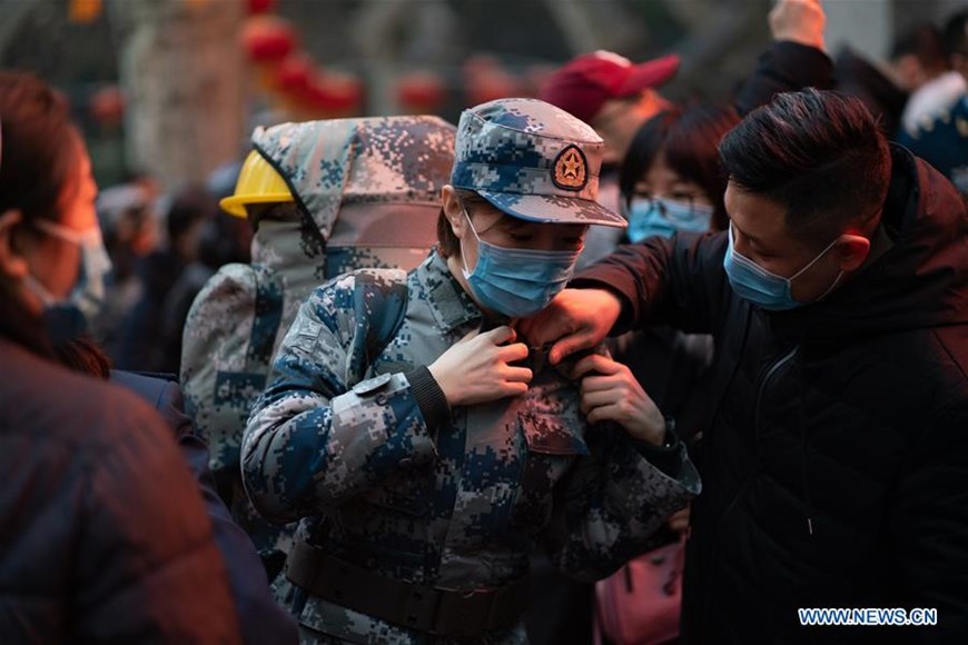 Một nhân viên y tế của Đại học Y khoa Không quân chuẩn bị lên đường đến Vũ Hán ở Tây An, thủ phủ phía tây bắc tỉnh Thiểm Tây của Trung Quốc, ngày 24/1. (Nguồn: THX)
