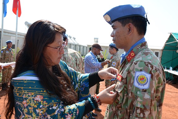 Bà Hiroko Hirahara, Trưởng căn cứ Bentiu thuộc Phái bộ GGHB LHQ tại Nam Sudan, trao Huy chương Vì sự nghiệp GGHB LHQ tặng 63 cán bộ, nhân viên Bệnh viện Dã chiến cấp 2 số 1 tại Bentiu (Ảnh: Bộ Quốc phòng)