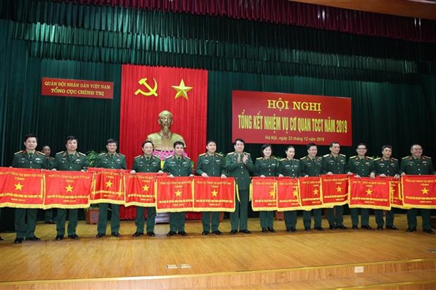 Đại tướng Lương Cường trao Cờ thi đua của Bộ Quốc phòng tặng các đơn vị thuộc Cơ quan Tổng cục Chính trị. (Ảnh: Hồng Pha/TTXVN phát)