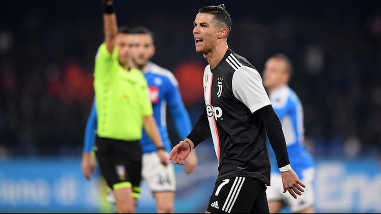 Ronaldo ghi bàn rút ngắn tỉ số xuống 1-2 cho Juventus (Ảnh: Reuters).