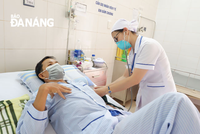 Bệnh viện Phổi được thiết kế theo tiêu chuẩn quốc tế về điều trị bệnh lây nhiễm qua đường hô hấp. Trong ảnh: Điều trị bệnh nhân bị lao tại Bệnh viện Phổi Đà Nẵng. Ảnh: Phan Chung