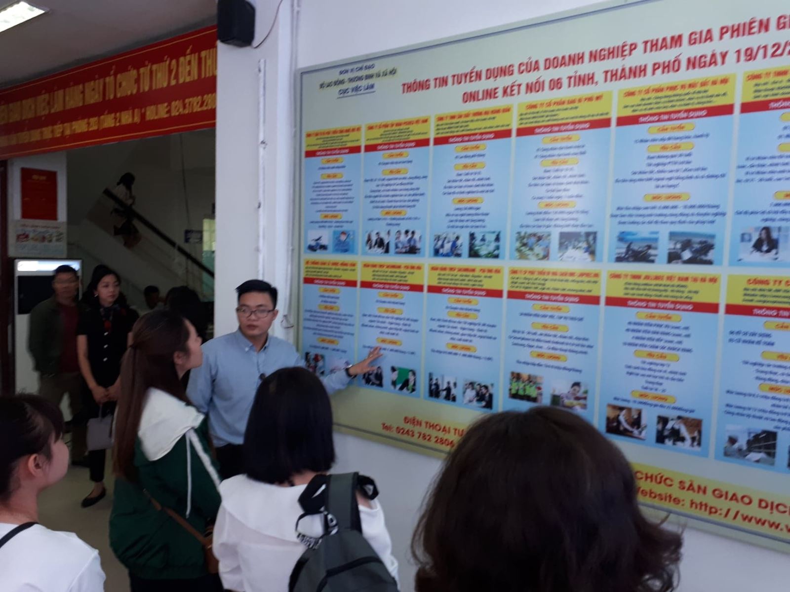 Người lao động tìm hiểu cơ hội việc làm tại Sàn giao dịch việc làm Hà Nội.