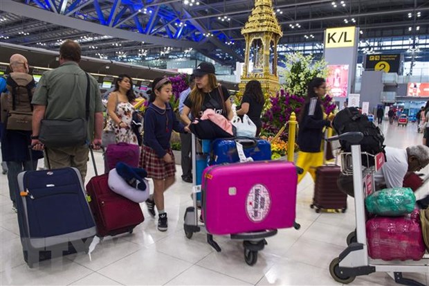Khách du lịch tại sân bay Suvarnabhumi ở Bangkok, Thái Lan. (Ảnh: AFP/TTXVN)