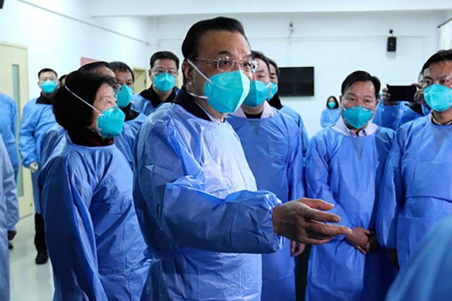 Thủ tướng Lý Khắc Cường trò chuyện với các nhân viên y tế tại Vũ Hán ngày 27-1. (Ảnh do chính phủ Trung Quốc công bố)