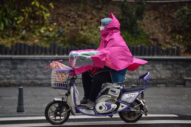 Người dân Vũ Hán hiện phải đeo khẩu trang ở mọi lúc mọi nơi để đề phòng dịch bệnh. (Ảnh: AFP)