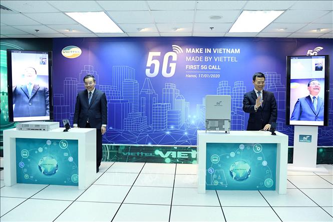 Bộ trưởng Bộ Thông tin và Truyền thông Nguyễn Mạnh Hùng và Bộ trưởng Bộ Khoa học và Công nghệ Chu Ngọc Anh thực hiện cuộc gọi video đầu tiên sử dụng đường truyền dẫn dữ liệu kết nối 5G trên thiết bị thu phát sóng gNodeB do Viettel nghiên cứu và sản xuất. Ảnh: TTXVN phát