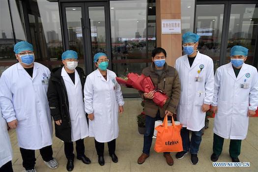Nhân viên y tế và bệnh nhân được chữa khỏi chụp ảnh tại Bệnh viện Đại học Nam Xương. Ảnh: news.cn