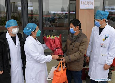 Các nhân viên y tế chúc mừng bệnh nhân được xuất viện. Ảnh: News.cn