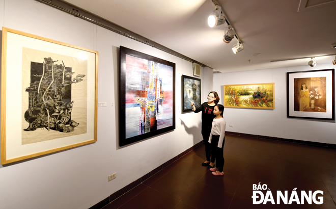 Visitors watching pieces of arts works in the museum