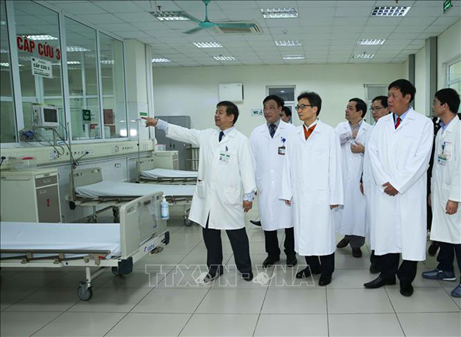 Phó Thủ tướng Vũ Đức Đam kiểm tra kiểm tra công tác chuẩn bị sẵn sàng cách ly, điều trị người bị viêm hô hấp cấp do virus Corona (nCoV), tại Bệnh viện Bệnh nhiệt đới Trung ương. Ảnh: Đình Nam/TTXVN phát