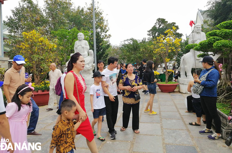 Các điểm du lịch tâm linh được người dân địa phương và du khách lựa chọn khi đi du xuân đầu năm mới. Trong ảnh: Du khách tham quan, lễ chùa tại Chùa Linh Ứng, Sơn Trà. ảnh NHẬT HẠ.