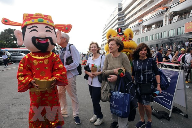 Du khách quốc tế hào hứng khi đến Đà Nẵng bằng đường biển du lịch vào dịp Tết. (Ảnh: Trần Lê Lâm/TTXVN)