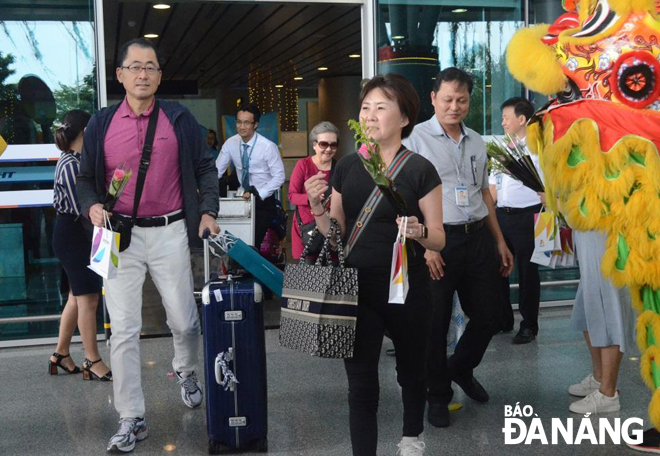 Những vị khách đến Đà Nẵng trên các chuyến bay, chuyến tàu đầu năm mới đã tạo ra không khí nhộn nhịp trong những ngày đầu năm. 							 Ảnh: THU HÀ