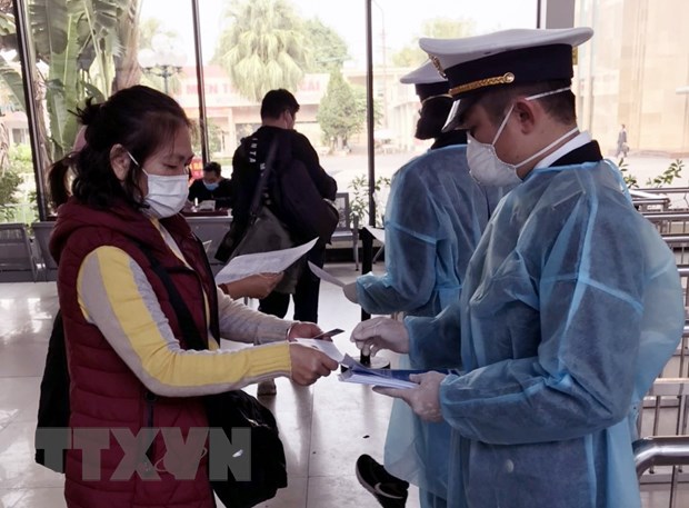 Tại cửa khẩu Móng Cái, cán bộ Kiểm dịch Y tế Quốc tế Quảng Ninh tăng cường giám sát khách nhập cảnh. (Nguồn: TTXVN phát)