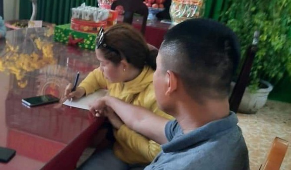 Cơ quan chức năng tỉnh Bình Thuận làm việc với bà Nguyễn Thị Liên Dung. người đăng tin sai sự thật về số người bị nhiễm virus corona - Ảnh: Tuổi Trẻ