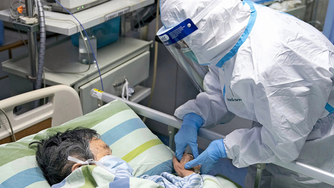 Điều trị cho bệnh nhân nhiễm virus Corona mới tại Vũ Hán.                                                      Ảnh: THX/AP