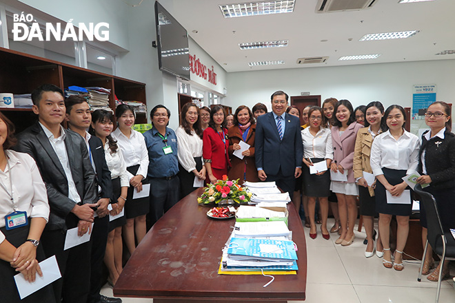 Chủ tịch UBND thành phố Huỳnh Đức Thơ chụp ảnh lưu niệm với cán bộ, công chức  làm việc tại Bộ phận 