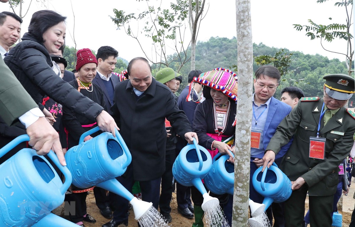Thủ tướng Nguyễn Xuân Phúc cùng các đại biểu tham gia trồng cây. (Ảnh: Thống Nhất/TTXVN)