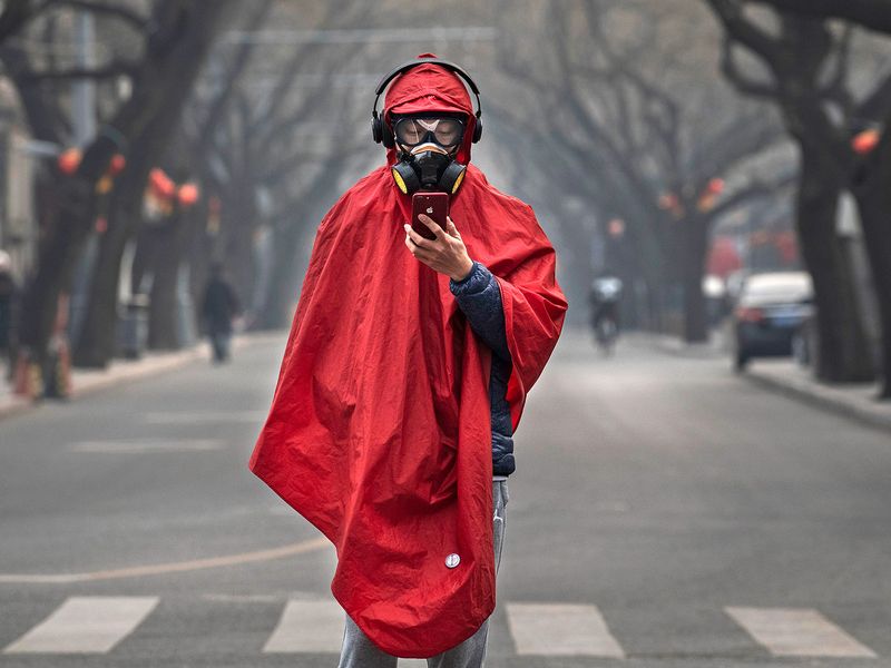 Một người đeo mặt nạ bảo vệ trên đường phố Vũ Hán. Ảnh: AP