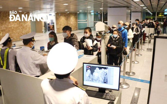 Hệ thống máy đo thân nhiệt tại sân bay giúp phát hiện du khách có dấu hiệu sốt khi nhập cảnh vào Đà Nẵng. Ảnh: PHAN CHUNG
