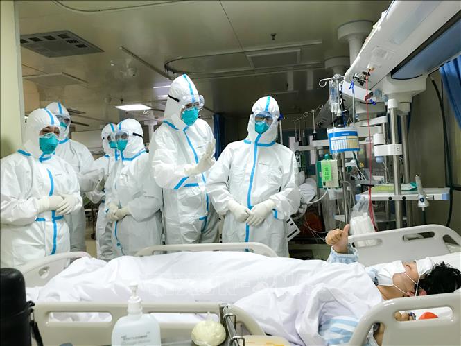 Bệnh nhân được điều trị tại bệnh viện ở tỉnh Vũ Hán, tỉnh Hồ Bắc, Trung Quốc, ngày 27/1/2020. Ảnh: THX/TTXVN