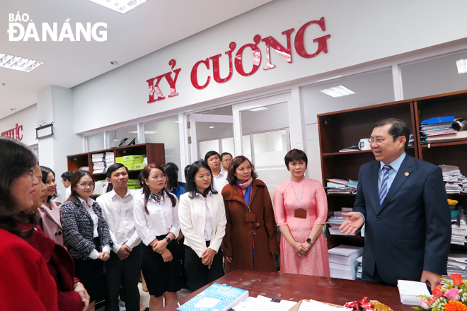 Chủ tịch UBND thành phố Huỳnh Đức Thơ (bìa phải) đề nghị cán bộ, công chức làm việc tại Bộ phận “Một cửa” mạnh dạn đề xuất cải tiến mới về thủ tục hành chính trong năm 2020.  Ảnh: SƠN TRUNG